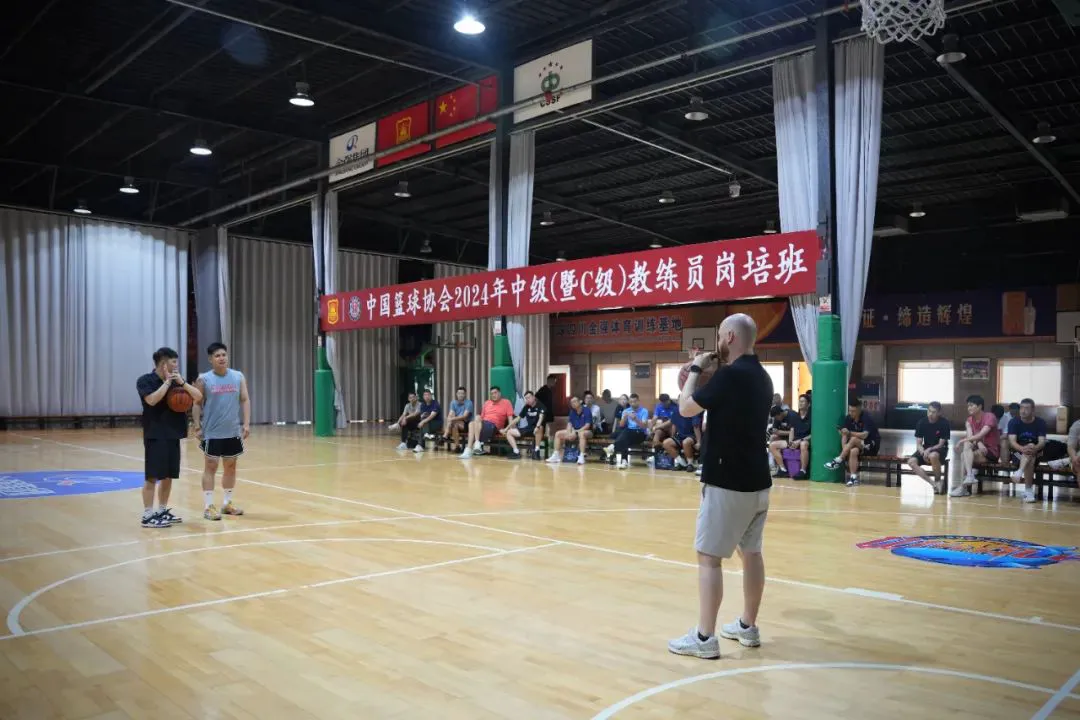 如何根据篮球比赛的不同阶段调整力量训练强度？_2